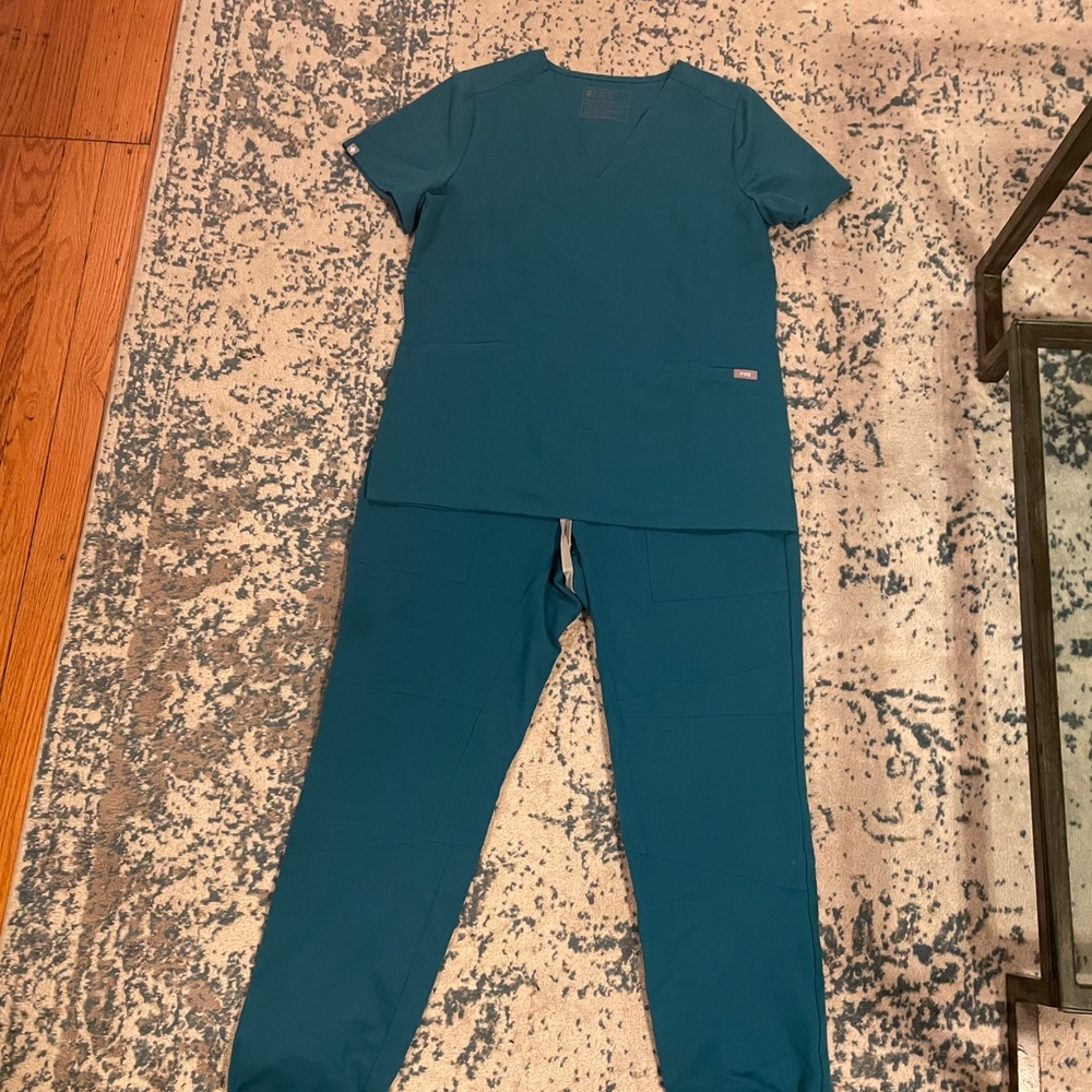 Figs size medium casma three pocket top and size large slim jogger scrub pant